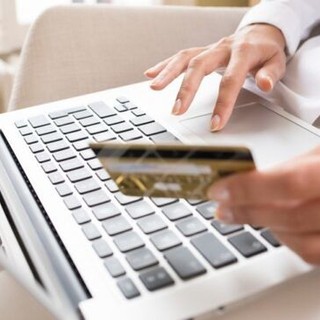 Vigevano: fingono un acquisto online ma si fanno ricaricare la Postepay. Nei guai due presunti truffatori