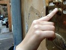 Gropello: pensionata 82enne raggirata dal falso agente della Polizia locale, in fuga con gioielli da 6mila euro