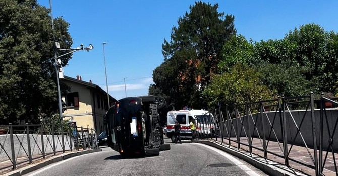 Incidente sul ponte di Robecco: auto si ribalta, lunga coda fino ad Abbiategrasso