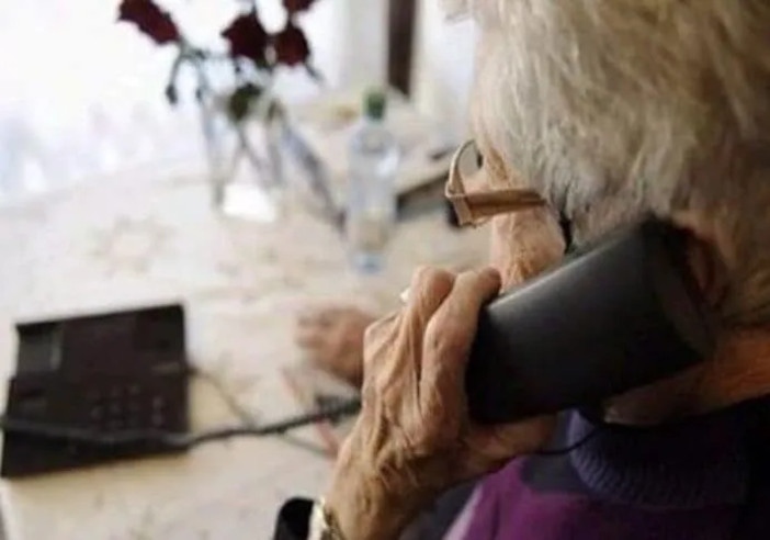 Vigevano: &quot;Sua figlia ha avuto un incidente&quot;, signora 83enne incrocia la vicina di casa sul pianerottolo che la chiama al telefono ed evita la truffa