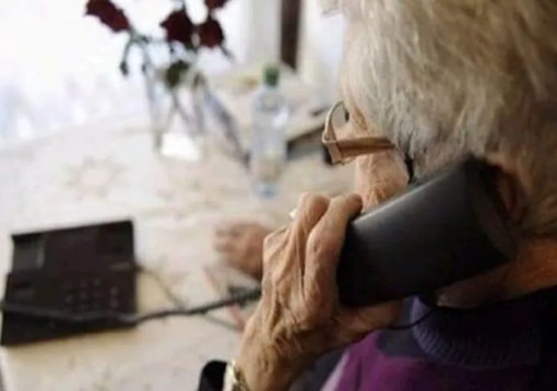 Vigevano: &quot;Sua figlia ha avuto un incidente&quot;, signora 83enne incrocia la vicina di casa sul pianerottolo che la chiama al telefono ed evita la truffa