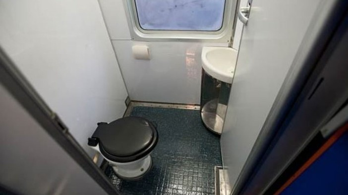 Seregno, 22enne si barrica nudo nella toilette di un treno Seregno, 22enne si barrica nudo nella toilette di un treno