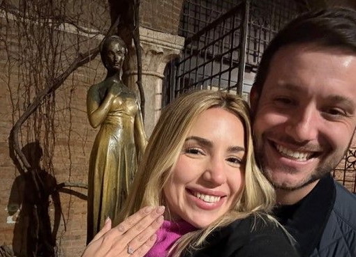 Milano, la Polizia ritrova l’anello rubato e negli uffici scatta la proposta di matrimonio Milano, la Polizia ritrova l’anello rubato e negli uffici scatta la proposta di matrimonio