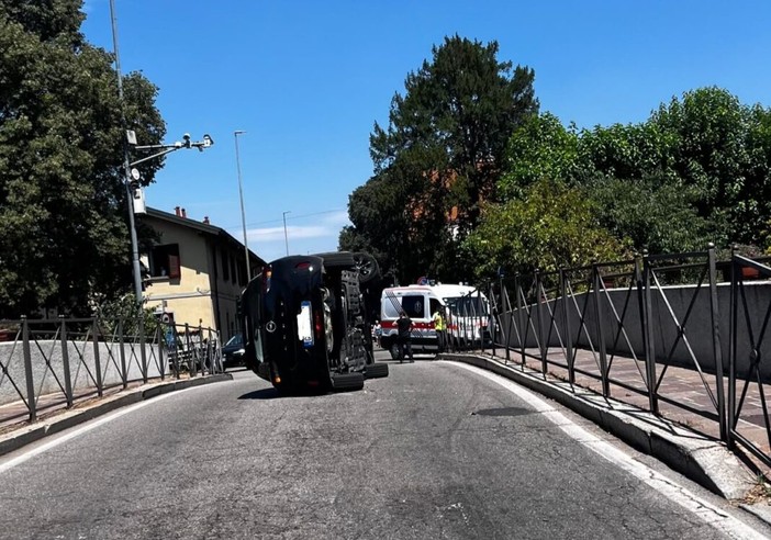 Incidente sul ponte di Robecco: auto si ribalta, lunga coda fino ad Abbiategrasso Incidente sul ponte di Robecco: auto si ribalta, lunga coda fino ad Abbiategrasso
