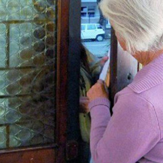 Vigevano: truffa del finto operatore bancario, pensionata derubata di 5mila euro, scattano tre denunce