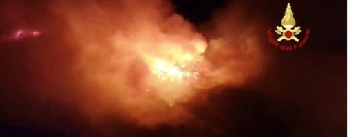 Lotta contro il fuoco anche in Toscana, evacuate 500 persone