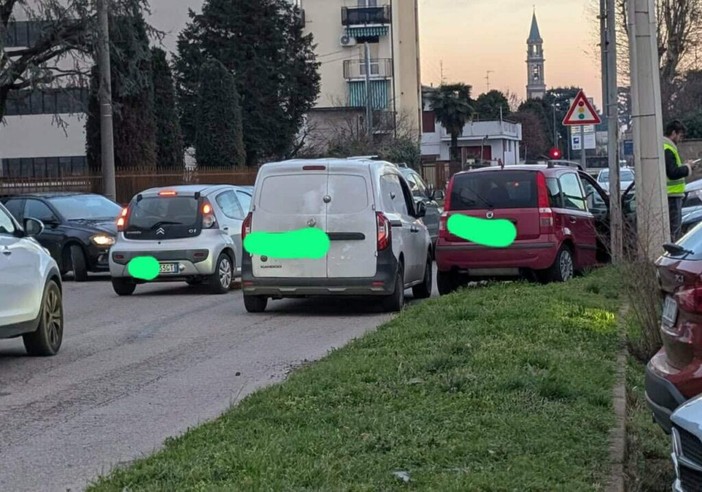 Corbetta: incidente tra via Monte Rosa e via Pasubio, solo danni alle auto coinvolte