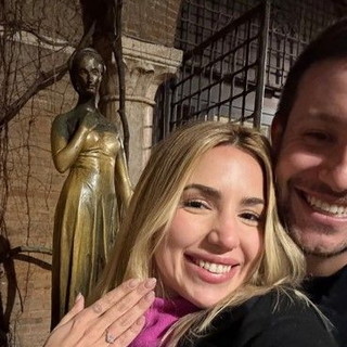 Milano, la Polizia ritrova l’anello rubato e negli uffici scatta la proposta di matrimonio