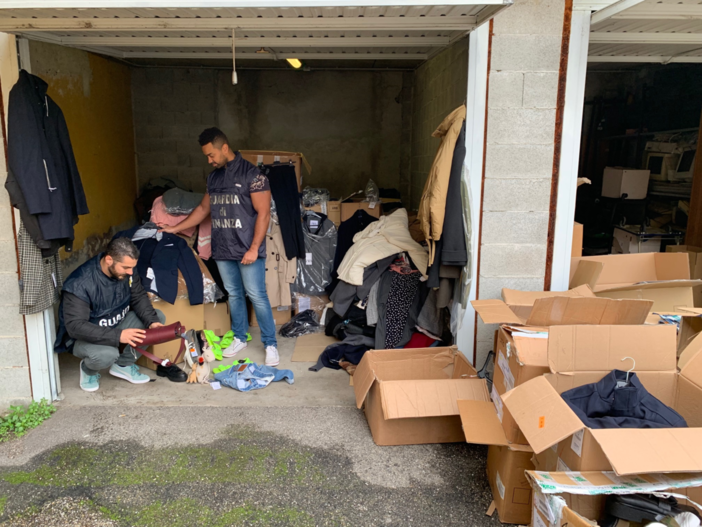 Pavese: sequestrati 1700 capi di abbigliamento rubati, denunciato un uomo per ricettazione