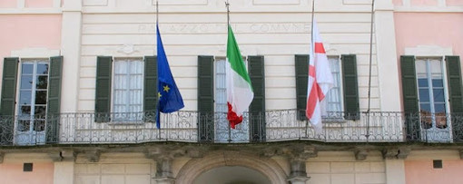 Martedì alle 12 sindaci fuori dai municipi con la fascia tricolore per il minuto di silenzio in memoria delle vittime del Coronavirus Martedì alle 12 sindaci fuori dai municipi con la fascia tricolore per il minuto di silenzio in memoria delle vittime del Coronavirus