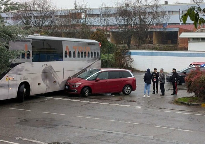 Magenta: urto tra un pullman e un’auto a Pontevecchio, nessun ferito Magenta: urto tra un pullman e un’auto a Pontevecchio, nessun ferito