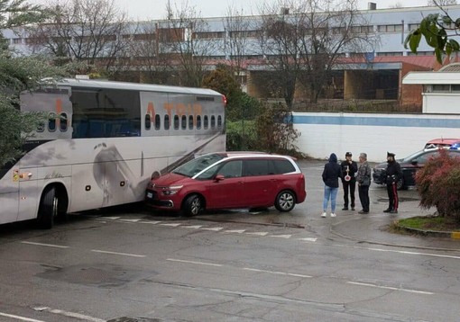 Magenta: urto tra un pullman e un’auto a Pontevecchio, nessun ferito Magenta: urto tra un pullman e un’auto a Pontevecchio, nessun ferito