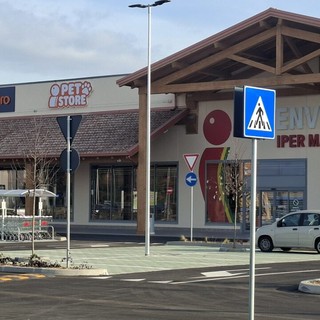 Magenta, domani riapre lo store Unieuro accanto all’Iper: nuova vita per l’area commerciale di via Leopardi