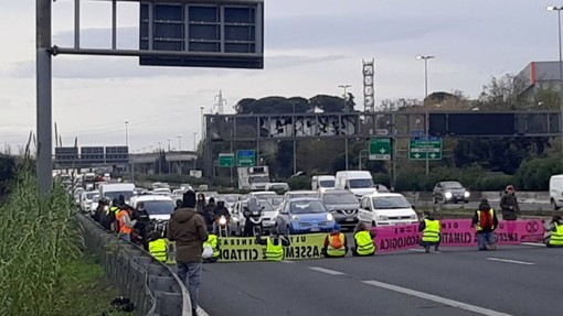 "Ultima generazione": per la Questura di Pavia è un movimento oltranzista "Ultima generazione": per la Questura di Pavia è un movimento oltranzista