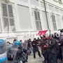 Cortei a Torino, manifestanti cercano di forzare il blocco: le cariche della polizia