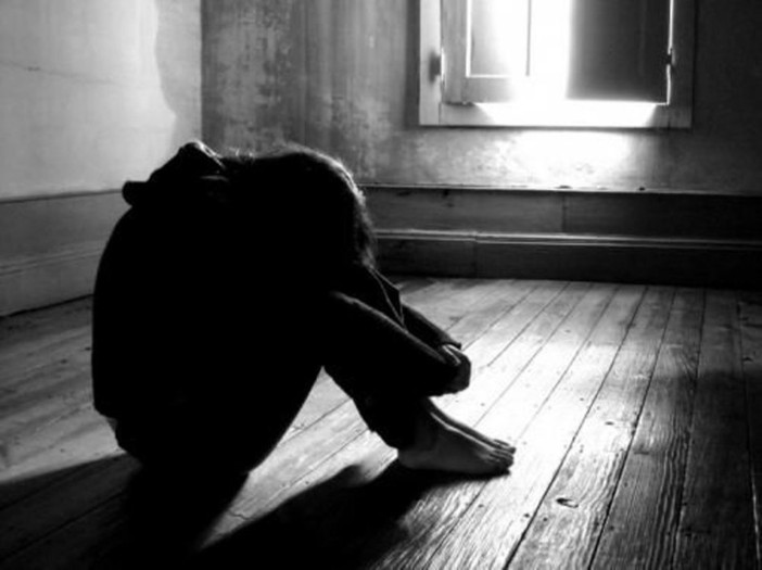 Violenza sessuale sulla figlia 14enne: padre orco finisce in manette Violenza sessuale sulla figlia 14enne: padre orco finisce in manette