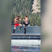 Mark Zuckerberg sfida il campione di arti marziali in mezzo a un lago, il video del combattimento Mark Zuckerberg sfida il campione di arti marziali in mezzo a un lago, il video del combattimento