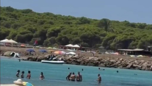 Sardegna, nuovo sbarco di migranti tra i bagnanti dopo l'incidente a Su Giudeu Sardegna, nuovo sbarco di migranti tra i bagnanti dopo l'incidente a Su Giudeu