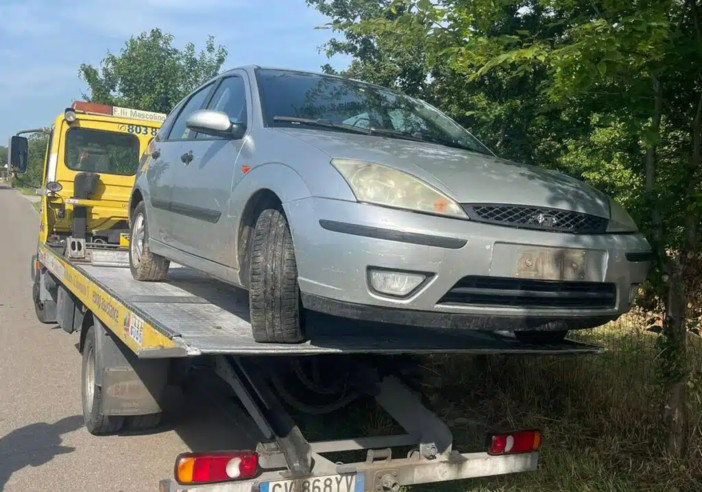 Magenta, Pontevecchio: rimossa l’auto rubata dal campo di granoturco. Finisce la beffa per l’agricoltore Magenta, Pontevecchio: rimossa l’auto rubata dal campo di granoturco. Finisce la beffa per l’agricoltore