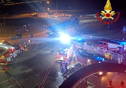 Maxi rogo nella notte in deposito ATM a Milano Maxi rogo nella notte in deposito ATM a Milano