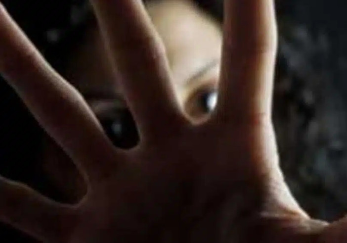 Cesano Boscone, minaccia di morte la compagna e le sfascia la porta di casa: arrestato