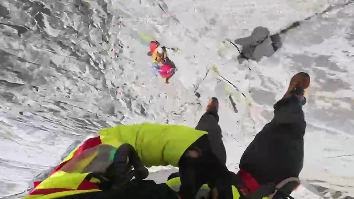 Alpinisti travolti dai sassi, il soccorso in elicottero a Courmayeur Alpinisti travolti dai sassi, il soccorso in elicottero a Courmayeur