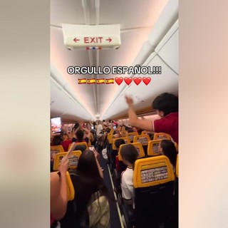 Scoprono in aereo la vittoria della Spagna ai Mondiali, la festa dopo l'annuncio del pilota