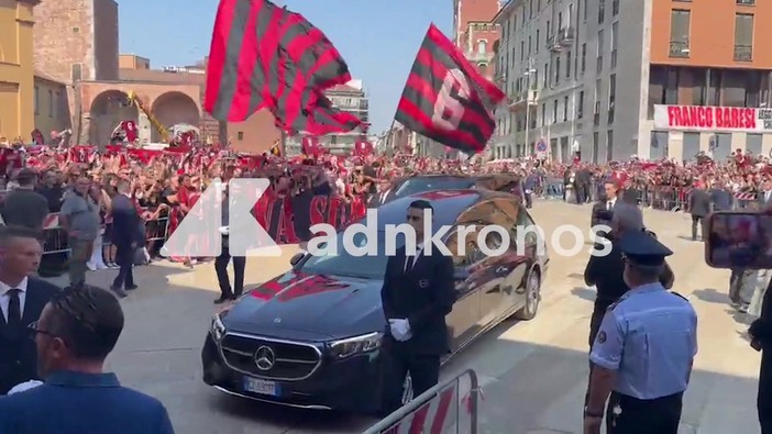 Baresi, feretro accolto dai cori della Curva Sud: "C'è solo un capitano"