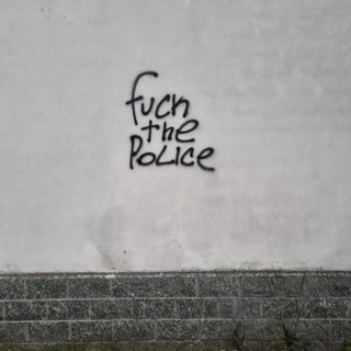 ‘F… the police’, vandali sfidano la Polizia Stradale di Magenta con scritte ingiuriose di fronte alla caserma