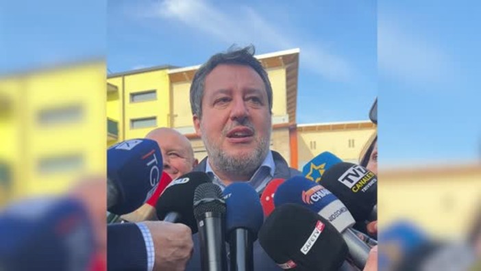 Padova, Salvini: "No a tribunali islamici e moschea abusiva. Sharia incompatibile con Costituzione italiana" Padova, Salvini: "No a tribunali islamici e moschea abusiva. Sharia incompatibile con Costituzione italiana"