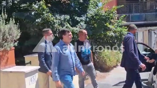 Attentato a Ranucci, Lavitola lascia la sua abitazione accompagnato dai carabinieri Attentato a Ranucci, Lavitola lascia la sua abitazione accompagnato dai carabinieri