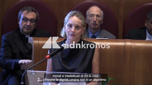 Sharon Stone si commuove all'assemblea sull'Ai a Roma: "Pace e bene" Sharon Stone si commuove all'assemblea sull'Ai a Roma: "Pace e bene"