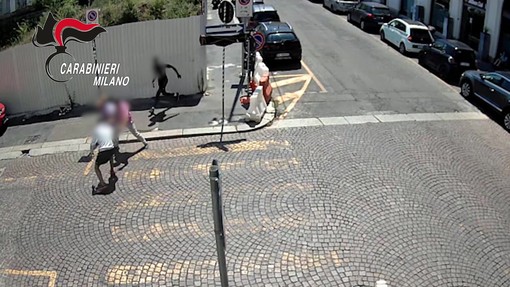 Turisti rapinati davanti alla caserma a Milano, il video dell'intervento dei carabinieri Turisti rapinati davanti alla caserma a Milano, il video dell'intervento dei carabinieri