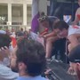 Elly Schlein al Pride di Milano: "Omotransfobia uccide"