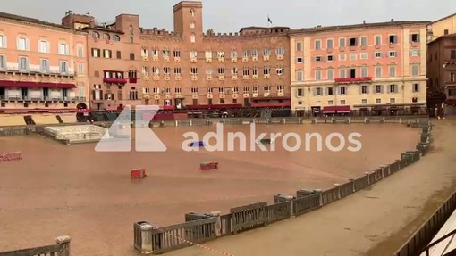 Palio di Siena verso nuovo rinvio, ancora pioggia su piazza del Campo