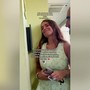 Brano de 'La Sirenetta' per una piccola paziente oncologica in isolamento, l'esibizione dall'interfono è commovente Brano de 'La Sirenetta' per una piccola paziente oncologica in isolamento, l'esibizione dall'interfono è commovente
