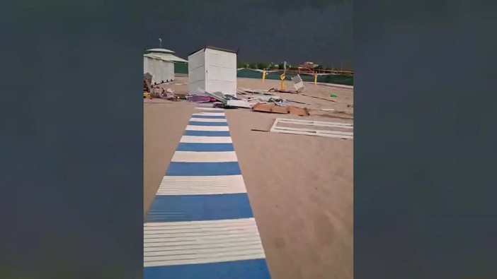 Violenta tromba d'aria nel veneziano, lettini e ombrelloni distrutti sulla spiaggia di Chioggia Violenta tromba d'aria nel veneziano, lettini e ombrelloni distrutti sulla spiaggia di Chioggia