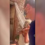 Taormina, incendio raggiunge il centro abitato: soccorsa una donna che non vuole lasciare la sua casa