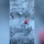 Si arrampica sulla scogliera e resta bloccato, l'intervento dei soccorsi a Bacoli Si arrampica sulla scogliera e resta bloccato, l'intervento dei soccorsi a Bacoli
