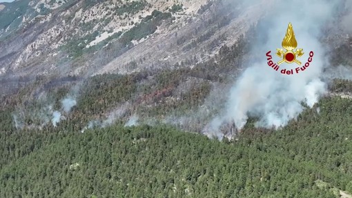 Abruzzo in fiamme, droni e Canadair in azione per spegnere gli incendi Abruzzo in fiamme, droni e Canadair in azione per spegnere gli incendi