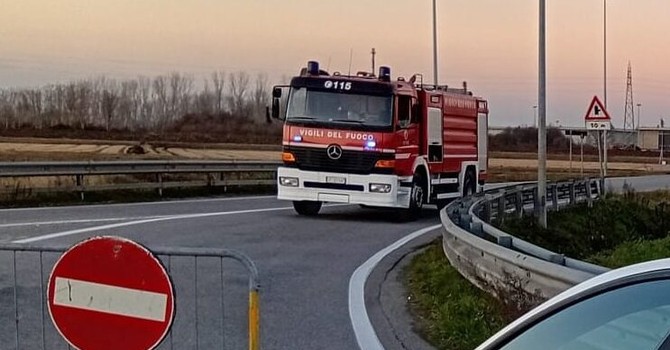 Emergenza chimica per una perdita da cisterna in un’azienda di Cerano Emergenza chimica per una perdita da cisterna in un’azienda di Cerano