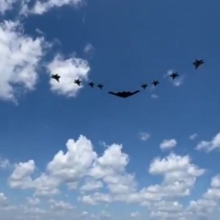 Caccia, bombardieri e l'Air Force One nei cieli di Washington prima della gara Indycar