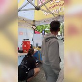Sparatoria a Seattle, la diretta video del venditore di dolci e la folla in fuga