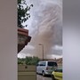 Tornado devasta un paese nel sud della Francia, danneggiate centinaia di case Tornado devasta un paese nel sud della Francia, danneggiate centinaia di case