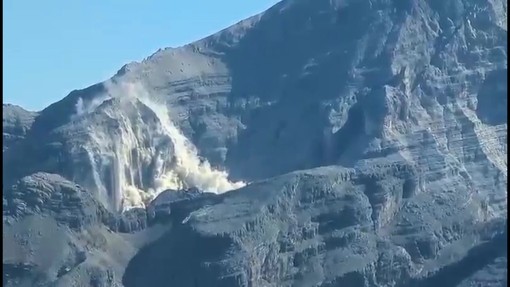 Cortina d'Ampezzo, grossa frana sulle Tofane: il video dell'enorme nube di polvere