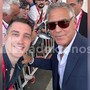 Prende due settimane di ferie per scattarsi selfie con le star, a Venezia 2026 c'è "l'acchiappavip" Prende due settimane di ferie per scattarsi selfie con le star, a Venezia 2026 c'è "l'acchiappavip"