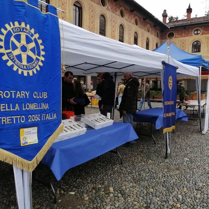 - (FOTOGALLERY) - Vigevano, successo per i volontari dei Rotary Club Vigevanesi in piazza Ducale