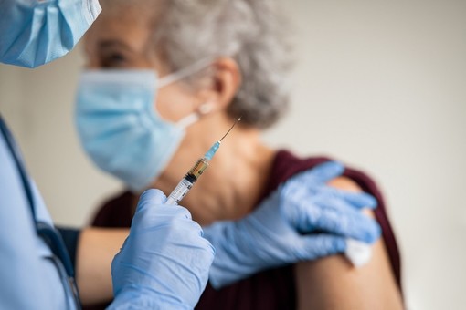 Over 80 ancora in attesa del vaccino, la Regione si scusa con un sms