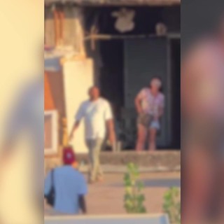 Degrado a Roma, le immagini del palazzo a Tor Sapienza dove si vendono droga e armi Degrado a Roma, le immagini del palazzo a Tor Sapienza dove si vendono droga e armi