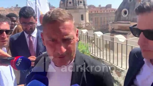 Totti e la Roma: "Fiducioso ma siamo solo all'inizio. Il centenario? Lo passerò con i miei tifosi" Totti e la Roma: "Fiducioso ma siamo solo all'inizio. Il centenario? Lo passerò con i miei tifosi"